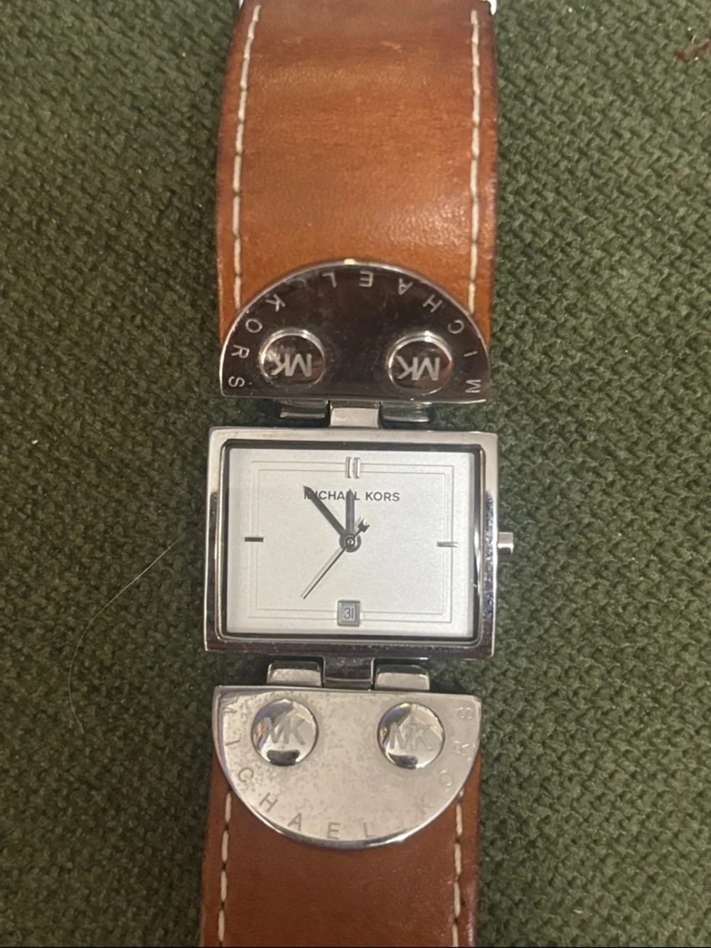 Michael Kors needs battery